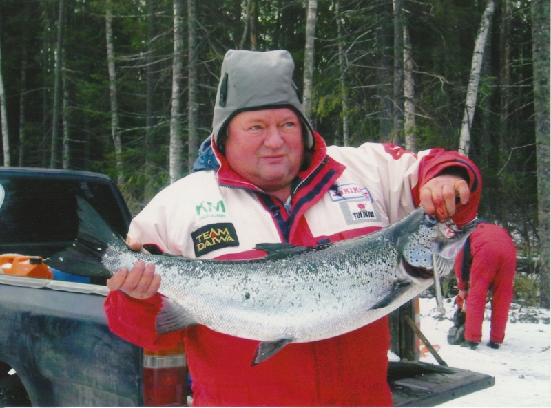 Hannu Mäkäläinen ja 7 kiloa Äänisen punalihaista.jpg