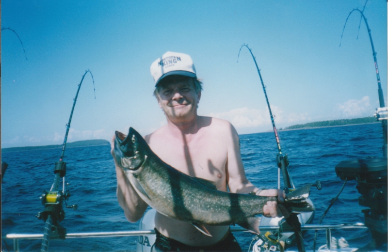 Pietarin Micka Äänisen saaliin kanssa.jpg