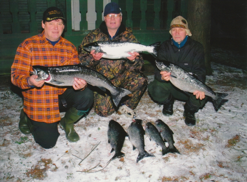 Vasemmalta Raimo Piiroinen, Raimo Harjunen ja Hannu Neuvonen lokakuun lohen saalistuksessa.jpg