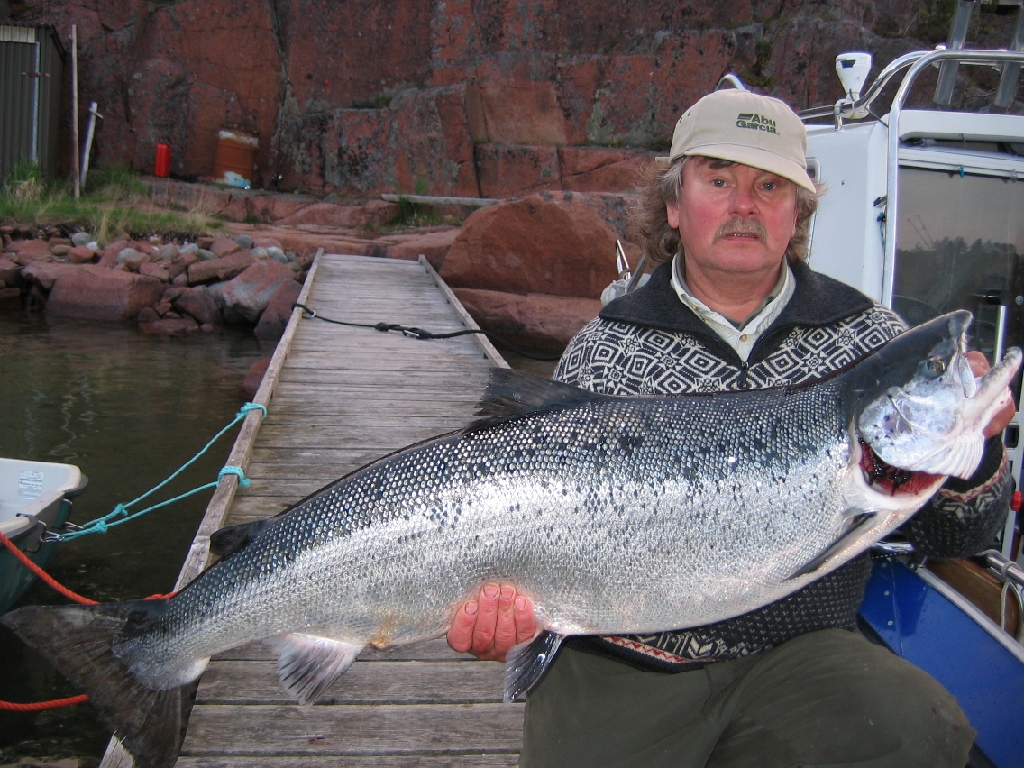 Amaa_ 012.jpg - Kivihalmeen Esa ja merilohi 17,720 kg. Ahvenanmereltä 25.5.2010