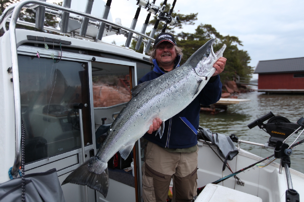 IMG_8016.jpg - Esa Kivihalme ja Ahvenanmaan lohi 16,0 kg ja 114 cm
