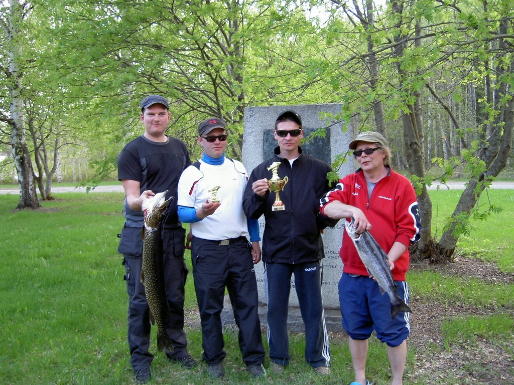 Voittajat yhteiskuvassa.JPG