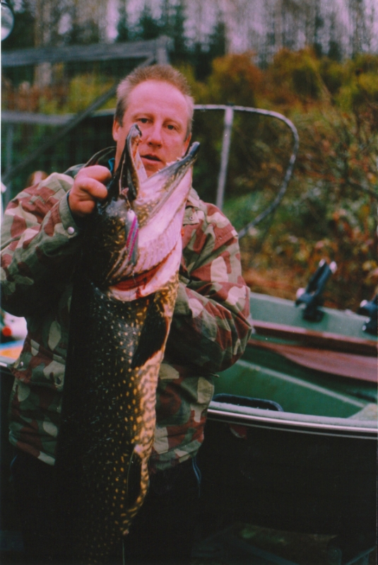 Jänisjärven hauki 11012 g, saajana Ensio Meriläinen.jpg