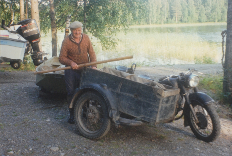 Paikallinen vetouistelija jonottaa veneen laskua Jänisjärvellä.jpg