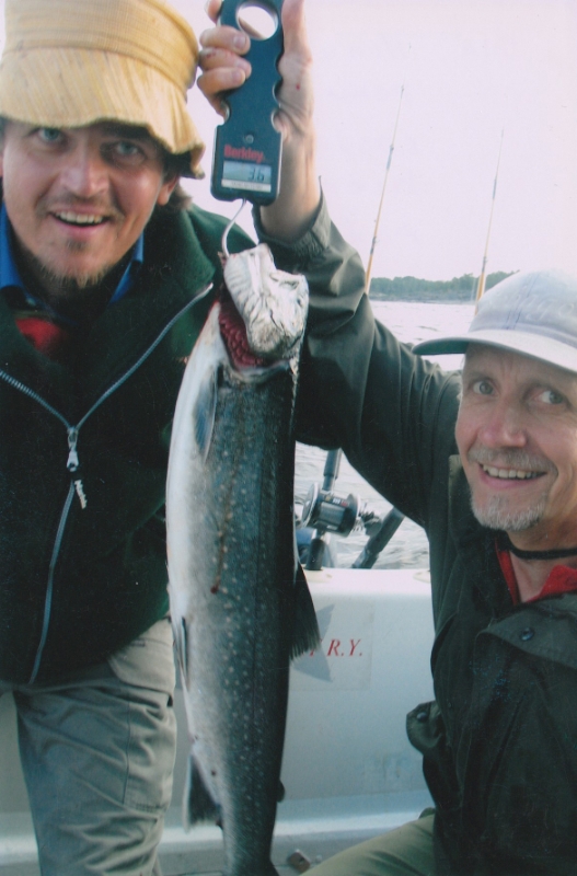 Hannu Neuvonen ja Panu Ala-Nikkola nappasivat Laatokan nieriän 3,6 kg raksilla.jpg