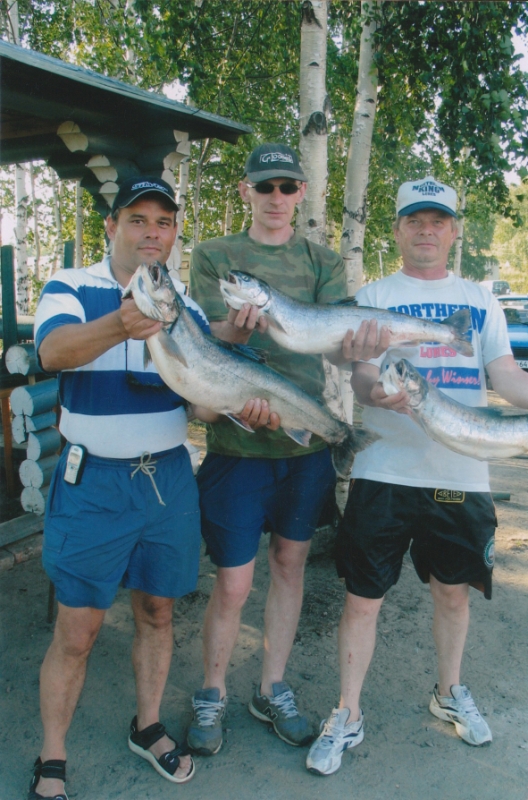 Ystävyyskilpailun voittaneen Pietarilaisvenekunnan nieriäsaalis.jpg