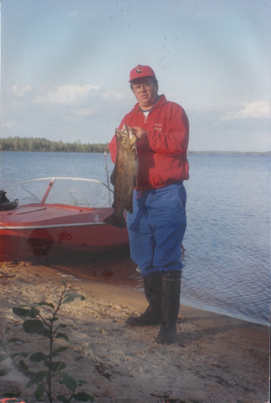 Hannu Huikuri ja taimen 5 kg.jpg