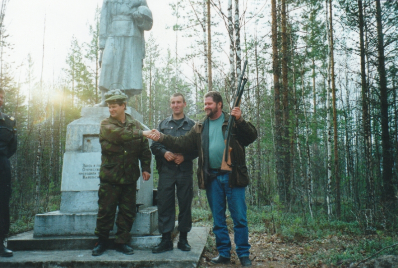 Arpajaispalkintona olleen SuperMagnum-haulikon onnellinen voittaja.jpg