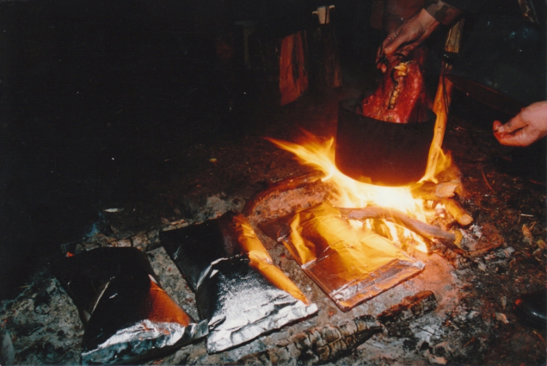 Iltapalaksi karhun päätä ja savumuikkuja Maslajärven rannalla.jpg