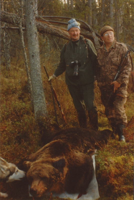 Julkusen Jaska poseeraa karhun kaadolla.jpg