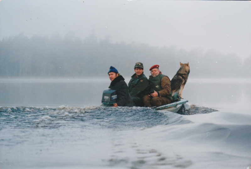 Karhumetsälle, veneessä oikealta tähystäjälaika Putin, Hesarin toimittaja Jaakko Pihlaja, Raimo Piiroinen ja kahvassa Viktor Btsolkkin.jpg