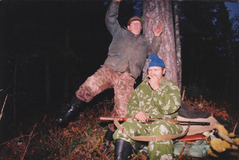 Karhupeijaiset, kaataja pienessä sivulaitaisessa, kun taas Victor tyytyy polttelemaan mahorkkaa.jpg